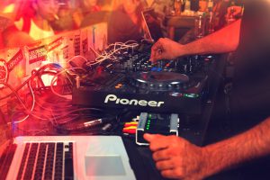 Read more about the article להקה או DJ? היתרונות והחסרונות של שניהם