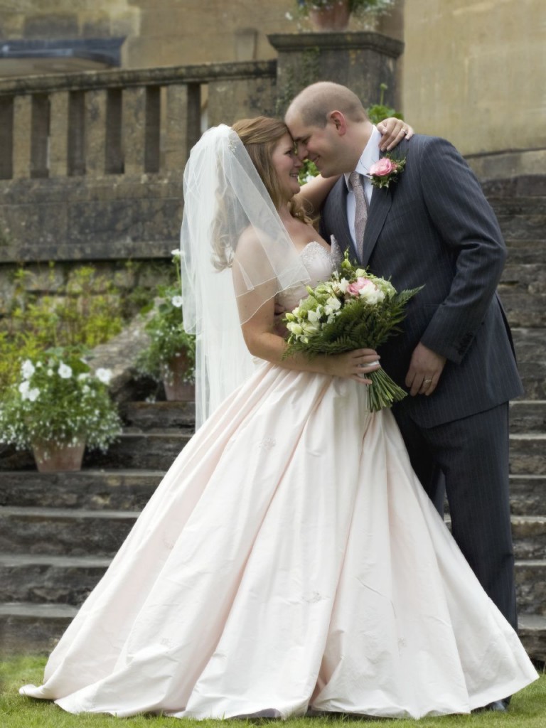 Read more about the article Wedding veils are often overlooked, but they are so important in completing your look! Here are some tips to help you choose the perfect kind: